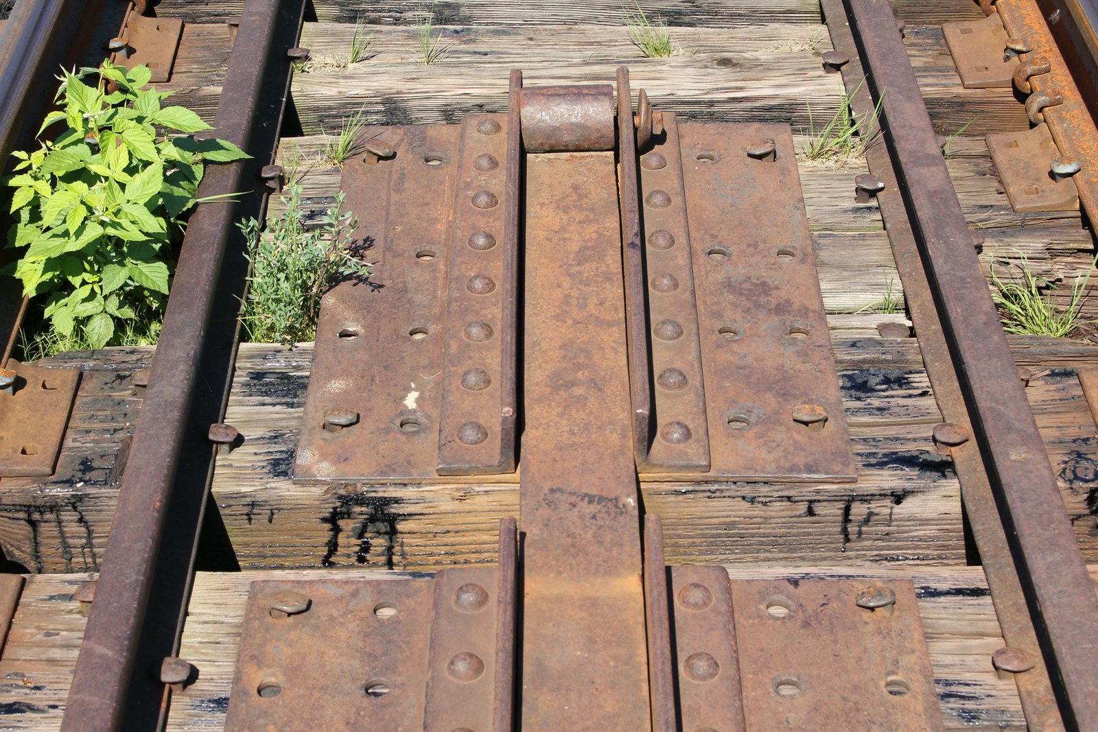 Details of swing span deck.  Possibly a locking mechanism?